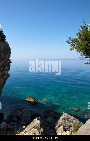 Côte rocheuse dans la lumière du soleil, Switzerland, Riviera albanaise, de l'Albanie Banque D'Images