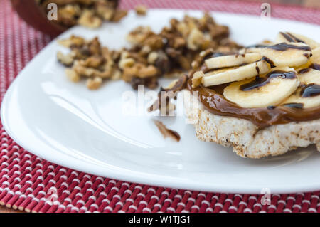 Cookies de riz spectaculaires avec dulce de leche, noix, chocolat liquide Banque D'Images
