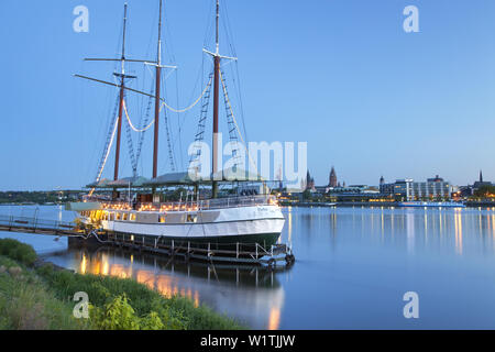 ' Voir de Mainz-Kastel avec grand voile ''Pieter van Aemstel'' sur le Rhin à la vieille ville de Mayence, Wiesbaden, Hesse, Rhineland-Pala Banque D'Images