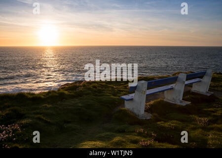 Le banc d'un parc pour profiter du coucher de soleil sur les falaises de Kilkee et l'océan Atlantique, Kilkee, comté de Clare, Irlande, Europe Banque D'Images