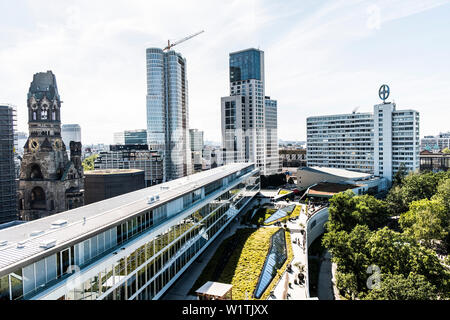 Vue sur Berlin avec le Bikini shopping centre, le Gedaechnis l'église et le Waldorf Astoria building, Berlin, Germany Banque D'Images