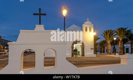 Puerto del Carmen, église du village au crépuscule, Lanzarote, îles Canaries, Espagne Banque D'Images