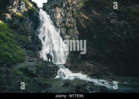 Randonneur en face de la cascade Simms, E5, Alpenüberquerung, 2ème étape, Lechtal, Kemptner Hütte à Memminger Hütte, Tyrol, Autriche, Alpes Banque D'Images