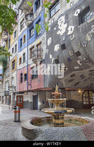 Fontaine en face du célèbre bâtiment Hundertwasserhaus de Friedensreich Hundertwasser et Joseph Krawina à Vienne, est de l'Autriche, l'Autriche, l'Europ Banque D'Images