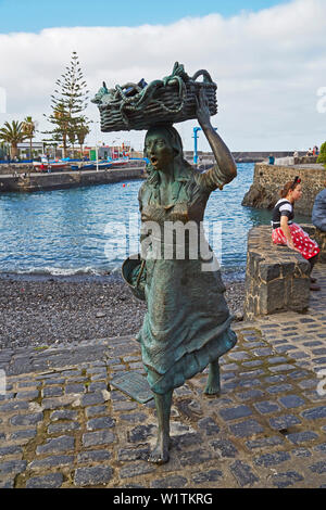 Monument de la femme Pescadera (Pêche) sur le vieux port de Puerto de la Cruz, Tenerife, Canaries, Islas Canarias, Océan Atlantique, l'Espagne, de l'Union européenne Banque D'Images