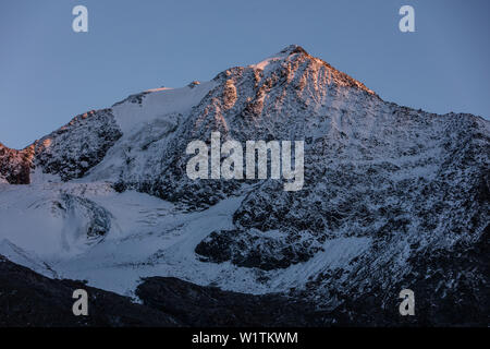 Pinnacle dans le coucher du soleil, E5, Alpenüberquerung, 6e étape, Niederjochbach,aération, Similaun hut, Vernagt Schnalstal, réservoir, Meran Banque D'Images