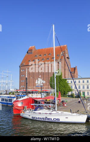 Bateaux à voile dans le port en face de l'ancien bâtiment de stockage, ville hanséatique de Stralsund, côte de la mer Baltique, Mecklembourg-Poméranie-Occidentale, Allemagne du Nord Banque D'Images