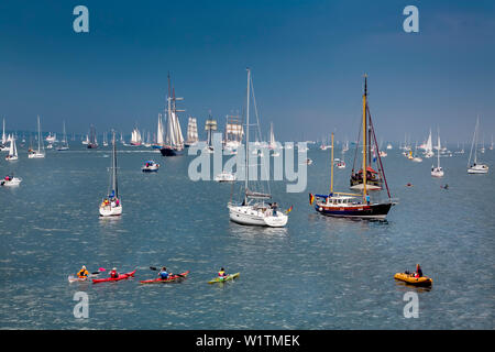 Navires à voile sur une parade, Kiel, Kiel, côte de la mer Baltique, Schleswig-Holstein, Allemagne Banque D'Images
