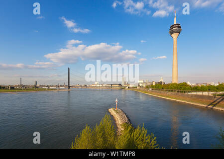 Vue sur le Rhin à Rheinknie bridge et tour de la télévision, Düsseldorf, Rhénanie du Nord-Westphalie, Allemagne Banque D'Images