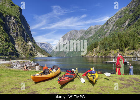 Kajaks Nærøyfjord, dans une succursale de Sognefjord, Gudvangen, Sogn og Fjordane, Fjord Norway, sud de la norvège, Norvège, Scandinavie, Europe du Nord, Europe Banque D'Images