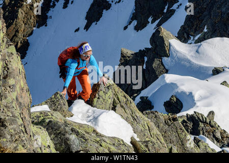 L'arrière-pays femme-ski-climbing Rock Ridge, Steintalspitze, Sellrain, Alpes de Stubai, Tyrol, Autriche Banque D'Images