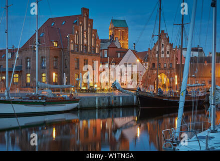 Wismar, vieux port avec Church St., Nikolai Wassertor et Zollhaus, Mecklenburg Vorpommern, Allemagne Banque D'Images