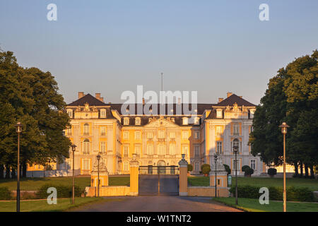 Vue de l'ouest du château d'Augustusburg à Bruehl, vallée du Rhin moyen, Nordrhein-Westfalen, Germany, Europe Banque D'Images