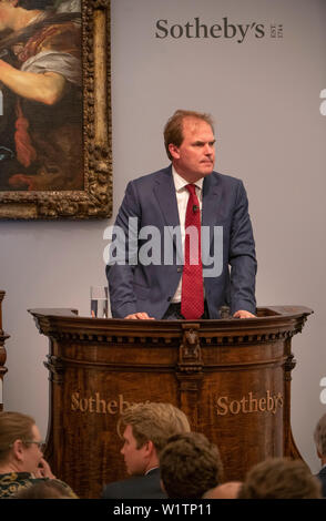 Sotheby's, Londres, Royaume-Uni. 3 juillet 2019. L'été d'anciens maîtres vente du soir propose des peintures du 14e - 19e siècle par plusieurs des plus importants peintres de l'art occidental met en évidence : un chef-d'œuvre de chaque de la plus grande des peintres de paysage - Turner, Constable et Gainsborough - et œuvres extraordinaires de l'époque Baroque par Ribera et l'extrêmement rares Johann Liss. Vente au total pour la soirée était de £56 205 950 livres sterling et la vente aux enchères a été prise par Harry Dalmeny, Président de Sotheby's UK (photo). Credit : Malcolm Park/Alamy Live News. Banque D'Images