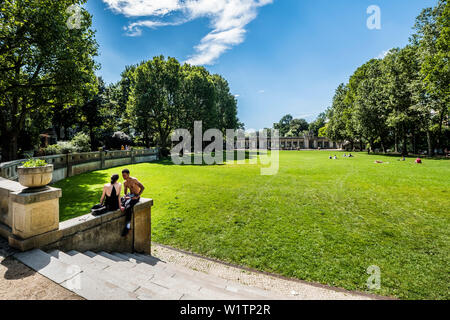 Les gens dans le Volkspark Schoeneberg-Wilmersdorf, Berlin, Allemagne Banque D'Images