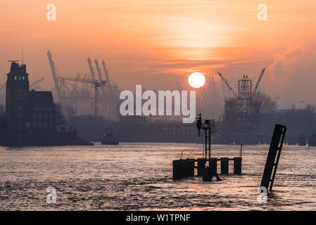 L'atmosphère du matin sur l'Elbe dans le port, Koehlfleethafen avec la maison de la fraternité pilote de port, Hambourg, Allemagne Banque D'Images