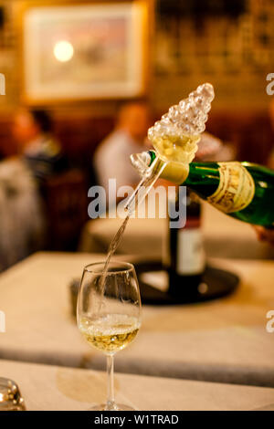 Plaqués façon de verser le vin dans le verre, le Ristorante Etruria, Piazza dei Priori, Volterra, Italie toscane, Europe Banque D'Images