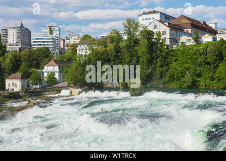 Laufen, Suisse - 7 juin 2019 : les chutes du Rhin cascade vu depuis le château de Laufen, bâtiments de la ville de Neuhausen am Rheinfall dans la b Banque D'Images