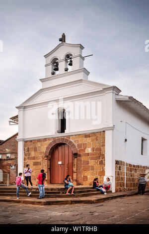 Les voyageurs colombiens devant petite chapelle à Barichara, Departmento Santander, Colombie, Southamerica Banque D'Images