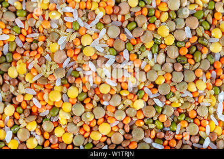 Différentes couleurs les haricots ou les lentilles et les grains entiers de céréales ou de graines, l'arrière-plan Banque D'Images