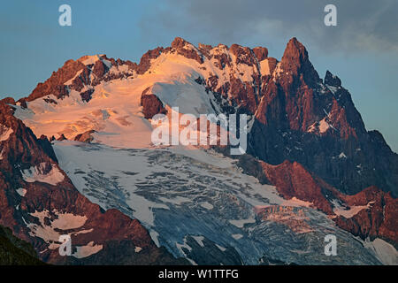 Dans la région des Ecrins Meije alpenglow, du lac du Goléon, Parc National des Écrins, Dauphine, Dauphiné, Hautes Alpes, France Banque D'Images