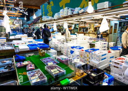 Les vendeurs de fruits de mer au marché aux poissons de Tsukiji à Tokyo, Japon Banque D'Images