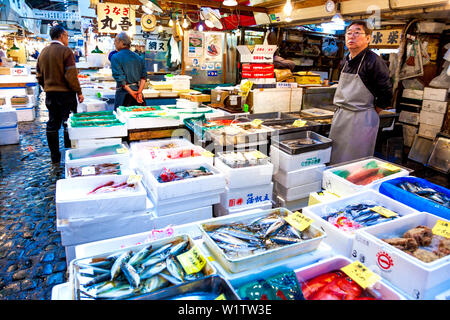 Vendeur de fruits de mer au marché aux poissons de Tsukiji à Tokyo, Japon Banque D'Images