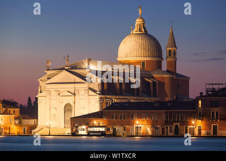 Donnant sur la lagune de Venise sur l'île de Giudecca avec l'église illuminée Il Redentore en bleu à l'aube, Venise, Vénétie, Italie Banque D'Images