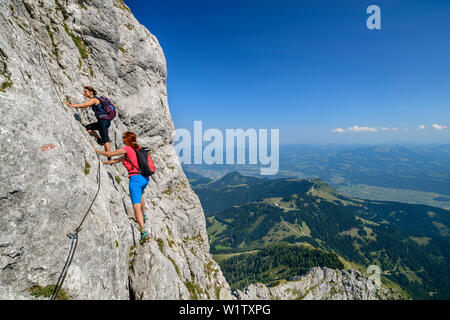 Deux femmes s'élever au-dessus de la montée assurée goll, Schuster, pâte Goll, Haute Alpes de Berchtesgaden, Upper Bavaria, Bavaria, Germany Banque D'Images