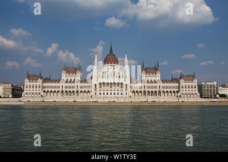 Le bâtiment du parlement hongrois se dresse sur une large courbe du Danube, Budapest et a été conçu par l'architecte hongrois Imre Steindl Banque D'Images