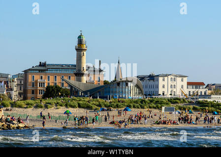 Monument de Warnemünde le Teepott sur la plage, Warnemünde, Ostseeküste, Mecklembourg-Poméranie-Occidentale, Allemagne Banque D'Images