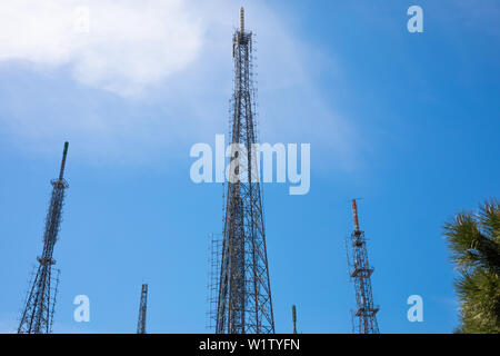 Les tours de téléphonie mobile l'antenne ou les stations de base on blue sky Banque D'Images