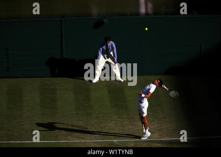 Wimbledon, Londres, Royaume-Uni. 3 juillet 2019. 3 juillet 2019 - numéro 1 Novak Djokovic de semences servant durant son premier tour victoire sur-Américain Denis Kudla sur le Court Central de Wimbledon aujourd'hui. Crédit : Adam Stoltman/Alamy Live News Banque D'Images