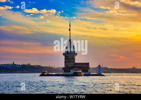 Vue de la tour de la ville d'Istanbul en Turquie. La tour historique et coucher de soleil au Bosphore. Banque D'Images