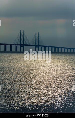 Orage sur le pont de l'Öresund et de soleil sur la mer, pont de l'Oresund, Malmo, Suède, SwedenSüdschweden, Schweden Banque D'Images