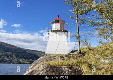 Phare au fjord Sørfjord, Indre Arna, près de Bergen, Hordaland, Fjord Norway, sud de la norvège, Norvège, Scandinavie, Europe du Nord, Europe Banque D'Images