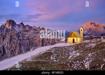 Chapelle illuminée en face de groupe Cadini et Monte Cristallo, Dolomites de Sexten Dolomites, Site du patrimoine mondial de l'UNESCO, Dolomites, Vénétie, Italie Banque D'Images