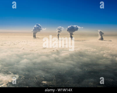 Machine à vapeur par les tours de refroidissement des centrales électriques à Grevenbroich près de Düsseldorf briser l'épaisse brume le matin, Rhénanie du Nord-Westphalie, Banque D'Images