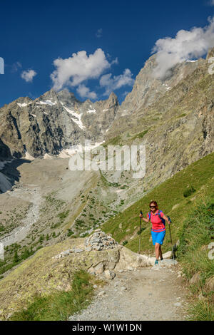 Randonnée femme avec le Pic Coolidge et la barre des écrins en arrière-plan, monter au refuge Refuge des Ecrins, Glacier Blanc, le Parc National des Écrins, Dauphine, Dauphin Banque D'Images