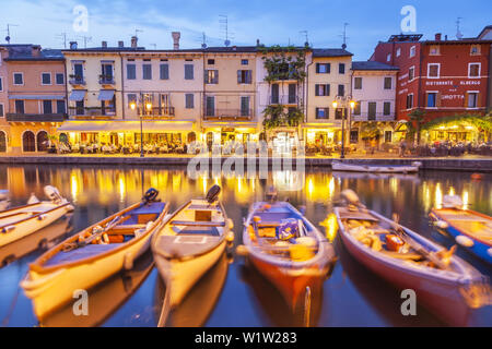 Bateaux de pêche dans le port de Lazise par le lac de Garde, dans le Nord de l'Italie les lacs, Veneto, Italie du Nord, Italie, Europe du Sud, Europe Banque D'Images