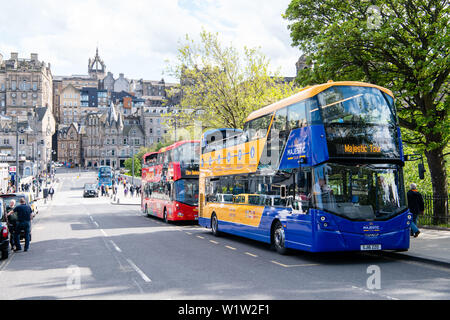 Visite guidée d'Édimbourg Waverley Bridge, bus, big red bus Banque D'Images