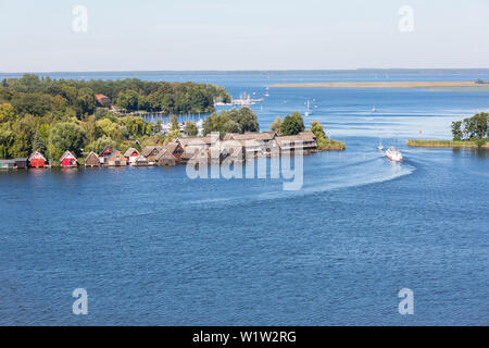 Voir l'église de lac Mueritz sur Marienkirche, bateaux, bateaux, lacs de Mecklembourg, Mecklenburg lake district, Roebel, Schleswig-Holstein, G Banque D'Images