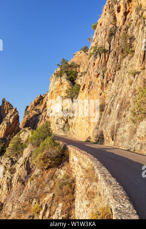 Route sinueuse dans les Calanche, côte ouest entre Porto et Piana, l'ouest de la Corse, Corse, France du Sud, France, Europe du Sud, Europe Banque D'Images