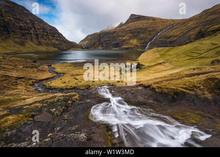 Cascade au-dessus de la baie de Saksun, Streymoy, îles Féroé, Danemark Banque D'Images