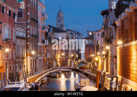 Maisons illuminées à Rio de la Fornace avec la tour penchée de Chiesa di Santo Stefano et bateaux dans le bleu de la nuit, Dorsoduro, Venise, Venet Banque D'Images