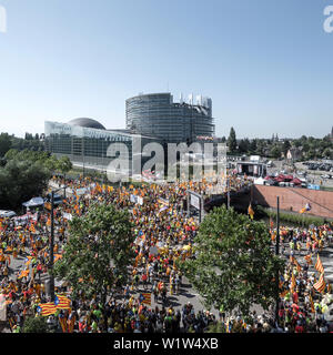 Strasbourg, France - Oct 2 2019 : Vue aérienne de personnes manifestant à protester devant le Parlement européen de l'UE contre l'exclusion de trois députés européens élus Catalan - drone view Banque D'Images