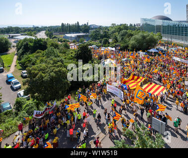 Strasbourg, France - Oct 2 2019 : Vue aérienne de personnes manifestant à protester devant le Parlement européen de l'UE contre l'exclusion de trois députés européens élus Catalan - drone view Banque D'Images