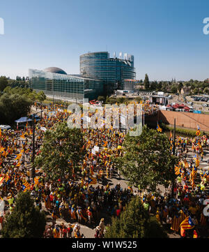 Strasbourg, France - Oct 2 2019 : vue aérienne sur des milliers de personnes manifestant à protester devant le Parlement européen de l'UE contre l'exclusion de trois députés européens élus Catalan - drone view Banque D'Images