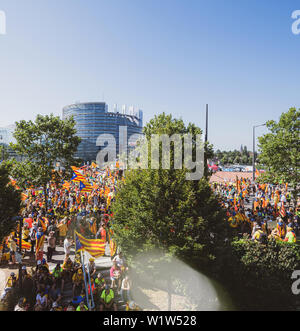 Strasbourg, France - Oct 2 2019 : Vue aérienne de personnes manifestant à protester devant le Parlement européen de l'UE contre l'exclusion de trois députés européens élus Catalan - drone view Banque D'Images