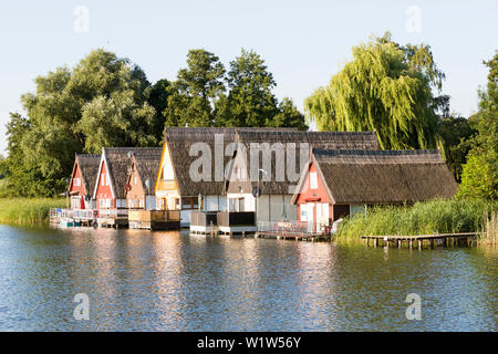 Les hangars à bateaux traditionnels au bord du lac Mirower See, lacs de Mecklembourg, Mecklenburg lake district, Mirow, Bavière, Allemagne, Europe Banque D'Images